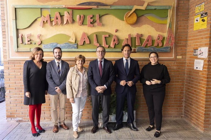 Miguel Briones, delegado de Educación; Luis Felipe Siles, director de Área de Negocio de CaixaBank; Marina Maier, directora de la Fundación Manuel Alcántara; Cristóbal Villalobos, coordinador de los talleres; y Remedios Campos, del IES M. Alcántara.