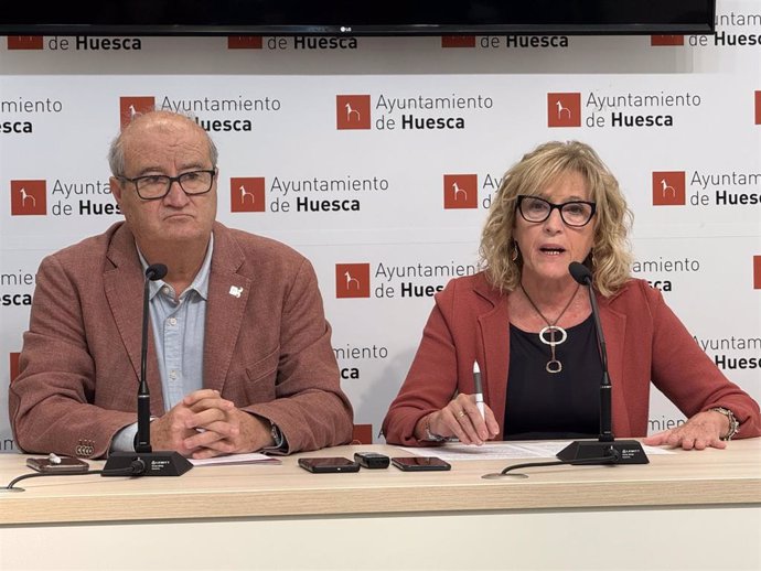 La portavoz del grupo municipal socialista, Silvia Salazar, y el viceportavoz, José María Romance, este jueves durante la rueda de prensa para marcar posición ante el nivel de ejecución que presenta el Ayuntamiento de Huesca