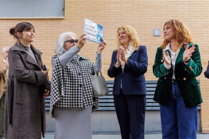 La esposa de Alfonso Aramburu, Mercedes Infante, con el cartel de rotulación de una calle con el nombre del arquitecto.