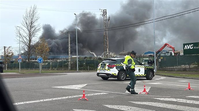 Incendio industrial en el Polígono de Silvota.