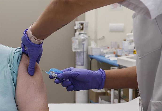 Archivo - Una mujer se vacuna en un centro de salud de València.