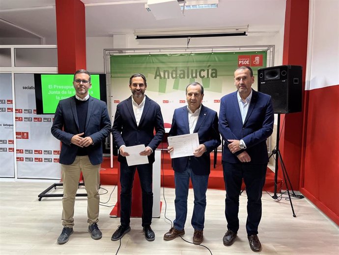 El secretario general del PSOE de Málaga, Daniel Pérez, junto al portavoz socialista en el municipio y parlamentario andaluz, José Luis Ruiz Espejo, y el diputado provincial y alcalde de Cuevas Bajas, Manuel Lara.