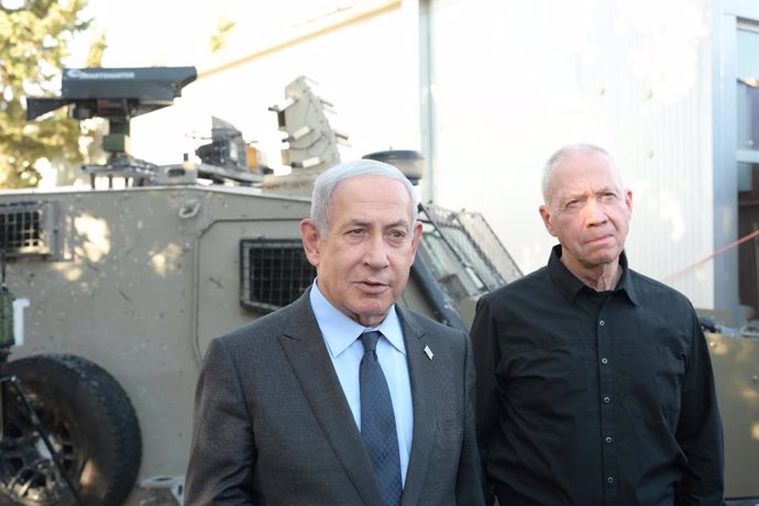 Archivo - FILED - 01 August 2023, Israel, Jerusalem: Prime Minister of Israel Benjamin Netanyahu (L) and Defence Minister Yoav Gallant visit Israel Defence Forces (IDF) Central Command Headquarters. Israeli Prime Minister Benjamin Netanyahu dismisses Defe