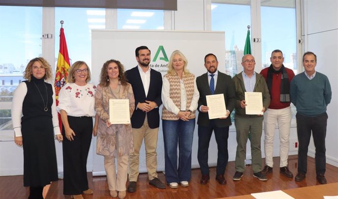 Mercedes Colombo entrega las resoluciones a grupos de desarrollo rural.