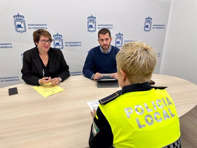 El concejal de Seguridad Ciudadana, José Luis Ponce, y la edil de Famlias, Igualdad y Bienestar Social, Cristina Bornao, en una reunión con un agente de la Unidad Viogen de la Policía Local de Fuengirola.