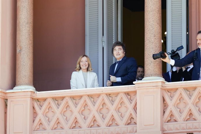 La primera ministra de Italia, Giorgia Meloni, y el presidente de Argentina, Javier Milei, salen al balcón de la Casa Rosada