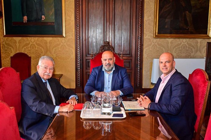 El alcalde de Palma, Jaime Martínez (c), recibe en audiencia al presidente de la Cambra de Comerç de Mallorca, Eduardo Soriano (i).