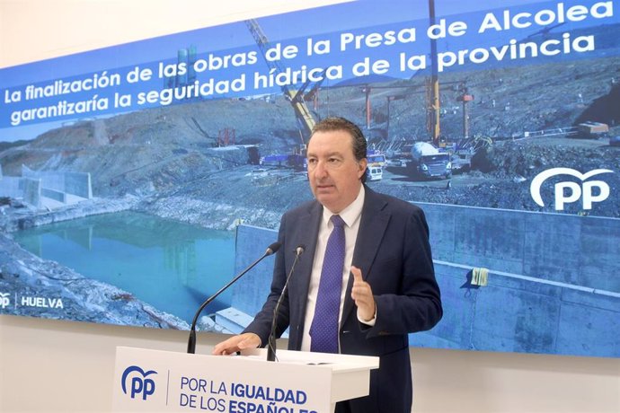 El presidente del PP de Huelva y secretario primero de la Mesa del Parlamento de Andalucía, Manuel Andrés González, en rueda de prensa.