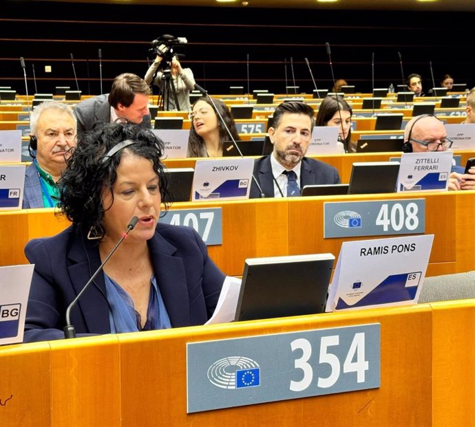 La directora general de Relaciones Institucionales y de Rleaciones con el Parlament del Govern, Xesca Ramis, en el pleno del Comité Europeo de las Regiones