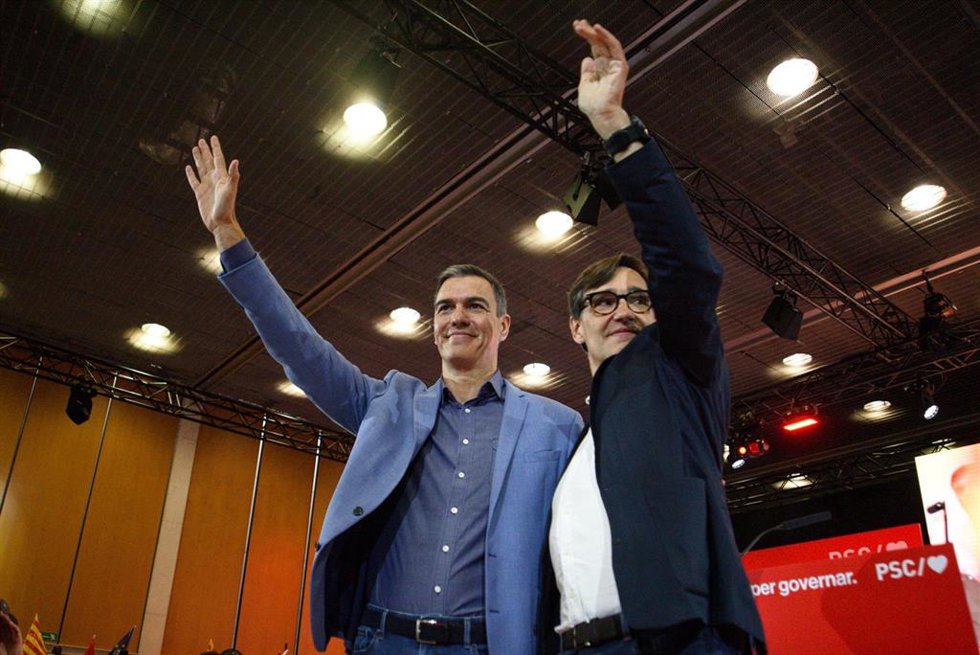 Archivo - El secretario general del PSOE y presidente del Gobierno, Pedro Sánchez (i), y el líder del PSC y candidato del partido a la Presidencia de la Generalitat, Salvador Illa (d), durante un acto del PSC, en el Palau de Congressos de Catalunya, a 1