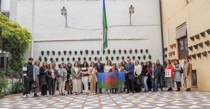 Foto de familia en la presentación de la campaña 'Somos lo que queremos ser gitanas presentes, gitanas referentes', organizada por Fakali.