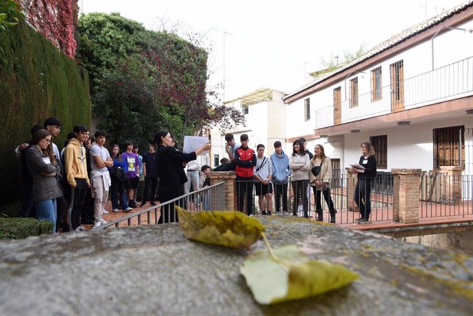 La diputada provincial de Cultura y Educación, Pilar Caracuel, acompaña a un grupo de jóvenes en una visita a la Casa Molino Ángel Ganivet