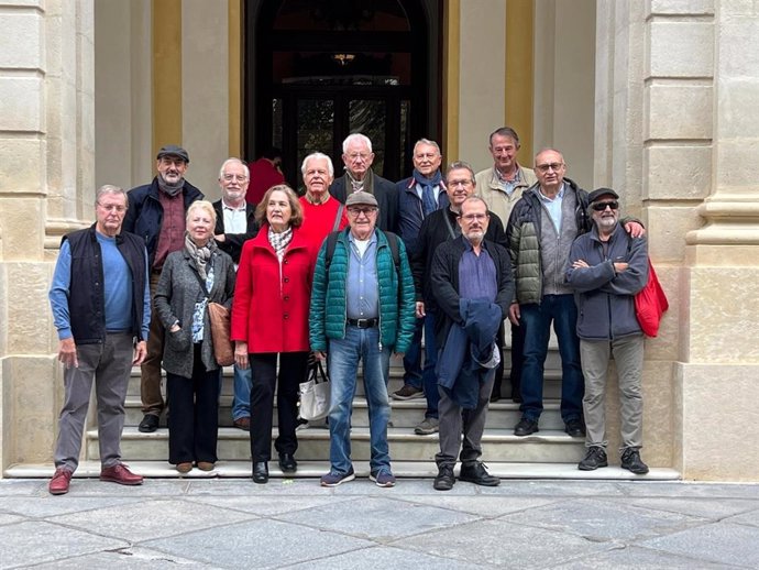 Los activistas del Patio de los Naranjos en la puerta del Ayunhtamiento