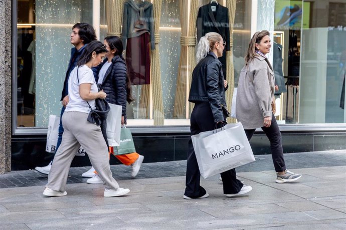 Varias personas con una bolsas, a 12 de noviembre de 2024, en Madrid (España)