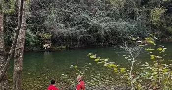 Rescatados una mujer y su perro atrapados en el río Pas en Puente Viesgo