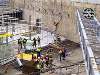 Evacuado al hospital en Sevilla un trabajador accidentado al caer sobre él una carga en una obra en Los Remedios