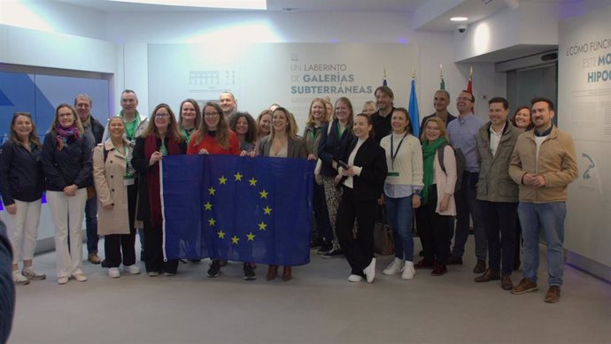 La alcaldesa de Alcalá, Ana Isabel Jiménez, ha acompañado a los representantes europeos en la visita al molino subterráneo de La Mina de Alcalá de Guadaíra