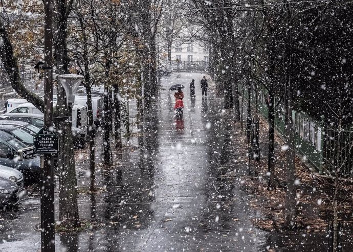 Nieve sobre la capita de Francia, París, en medio del paso del temporal 'Caetano'