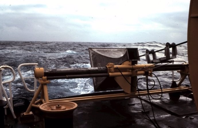 Vista desde la popa del barco mientras remolca el largo conjunto horizontal de hidrófonos. Se puede ver el cable de remolque pasando por la bocina de metal en la popa. El conjunto de hidrófonos está a cientos de metros detrás y a 200 de profundidad