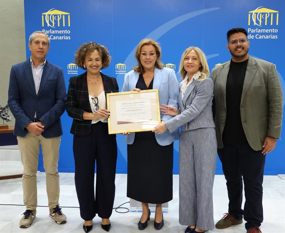 La presidenta del Parlamento de Canarias, Astrid Pérez (c), con el reconocimiento como embajadora de los 'Premios Más Mujer Canarias 2025'