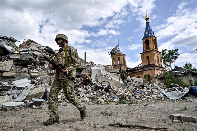 Archivo - 20 May 2024, Ukraine, -: Fighters of the 53rd Battalion of the 141st Separate Infantry Brigade who serve in the Zaporizhzhia pictured around the destruction. Photo: -/https://photonew.ukrinform.com/ Ukrinform/dpa