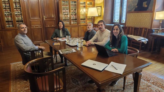 Reunión de la diputada de Movilidad, Turismo y Ordenación del Territorio, Azahara Domínguez, con los alcaldes de Hernani y Astigarraga, Xabier Lertxundi y Xabier Urdangarin