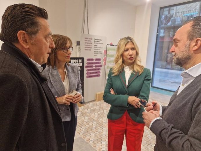 La vicepresidenta del Gobierno de Aragón, Mar Vaquero, en su visita al Caivis de Zaragoza.