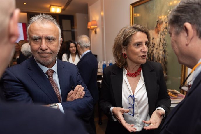 Archivo - El ministro de Política Territorial, Ángel Víctor Torres y la vicepresidenta tercera y ministra para la Transición Ecológica, Teresa Ribera, llegan a un desayuno informativo de Europa Press, en el Hotel Rosewood Villa Magna, a 3 de abril de 2024