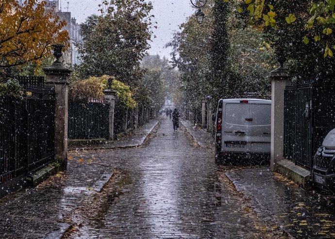 21 November 2024, France, Saint Ouen: People walk through the snow. Paris and the Azle-de-France region are placed on orange alert for snow and hail this week. Photo: Sadak Souici/ZUMA Press Wire/dpa