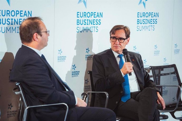 El presidente de la Generalitat, Salvador Illa, en una conversación en Bruselas con el periodista del Financial Times Andy Bounds en el European Business Summit