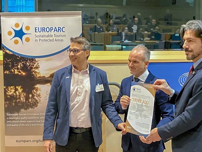 Rafael Martínez (centro) recoge en Bruselas (Bélgica) el certificado de renovación de la Carta Europea de Turismo Sostenible para el Parque Natural Sierras Subbéticas.