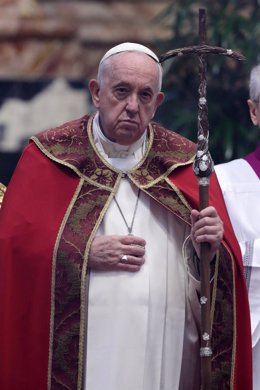 Archivo - 02 November 2022, Vatican, Vatican City: Pope Francis presides over a holy mass for the deceased Cardinals and Bishops during the year in St. Peter's Basilica at the Vatican. Photo: Evandro Inetti/ZUMA Press Wire/dpa