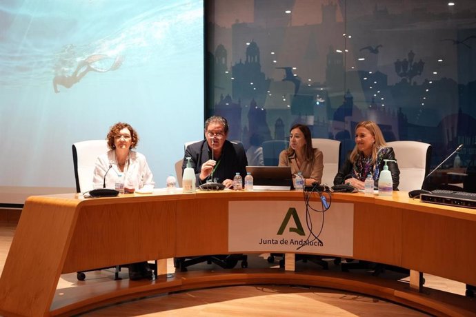 El hospital Puerta del Mar de Cádiz acoge un acto de reconocimiento a las unidades y profesionales que se han sumado al proyecto Centro Comprometido con la Excelencia de Cuidados.