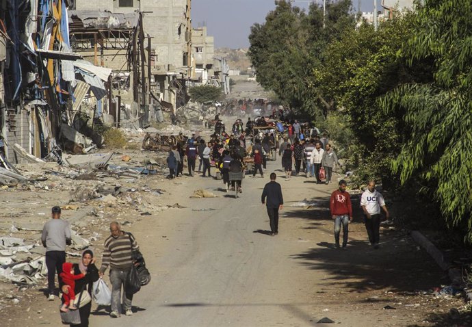 November 17, 2024, Gaza City, The Gaza Strip, Palestine: Palestinians flee with a few belongings they can carry after an Israeli army military operation in the northern part of Gaza.