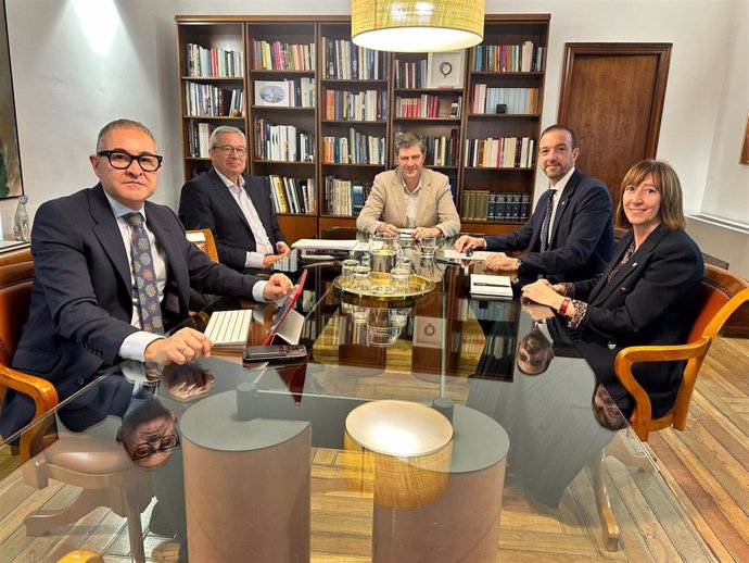 Reunión del ministro de Turimo de Andorra, Jordi Torres, y el conseller de Turismo, Cultura y Deportes, Jaume Bauzà.