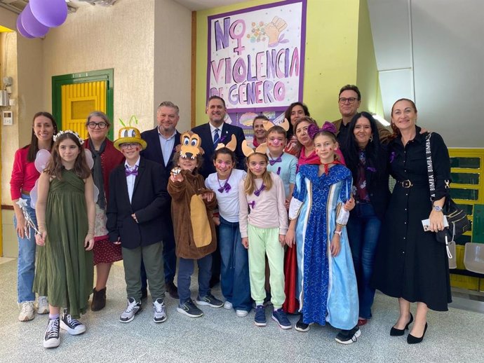 El alumnado del CEIP San Bernardo de El Alquián, en Almería, celebra sus actividades con motivo del 25N.