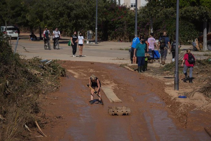 Varias personas trabajan en una zona afectada por la DANA, a 2 de noviembre de 2024, en Paiporta, Valencia, Comunidad Valenciana (España).