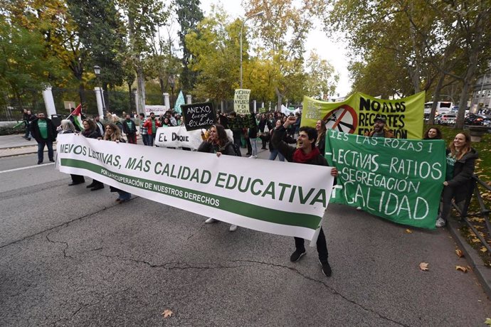 Varias personas durante una manifestación por la educación pública, a 21 de noviembre de 2024, en Madrid (España). 