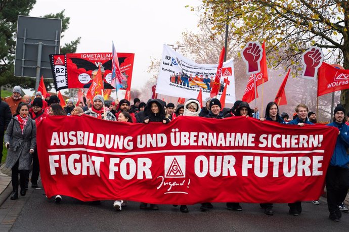 Los empleados de Volkswagen se manifiestan frente al Volkswagen Arena en Wolfsburg durante las negociaciones salariales entre Volkswagen e IG Metall.