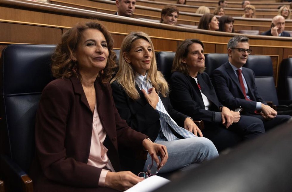 (I-D) La vicepresidenta primera y ministra de Hacienda, María Jesús Montero; la vicepresidenta segunda y ministra de Trabajo, Yolanda Díaz; la vicepresidenta tercera y ministra para la Transición Ecológica, Teresa Ribera y el ministro de la Presidencia,