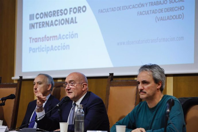 El alcalde de Valladolid, Jesús Julio Carnero (en el centro), durante su participación en el III Foro Internacional TransformaAcción y ParticipaAcción.