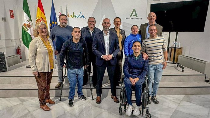 Eduardo Lucena (centro), con responsables de los clubes beneficiarios y de la Federación Andaluza de Deporte de Personas con Discapacidad Física.