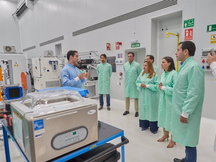 La presidenta del Cabildo de Tenerife, Rosa Dávila, y la consejera de Universidades y Ciencia del Gobierno de Canarias, Migdalia Machín (c), en una visita al Parque Científico y Tecnológico de Tenerife