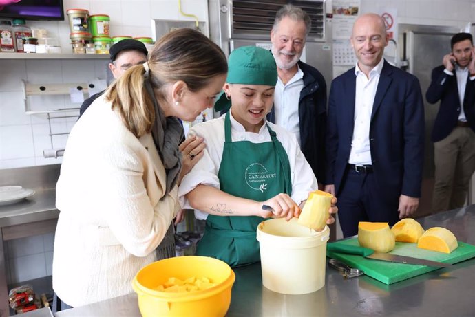 La presidenta del Govern, Marga Prohens, visita el Centro de Formación de Ca n'Aguedet de Cáritas Menorca