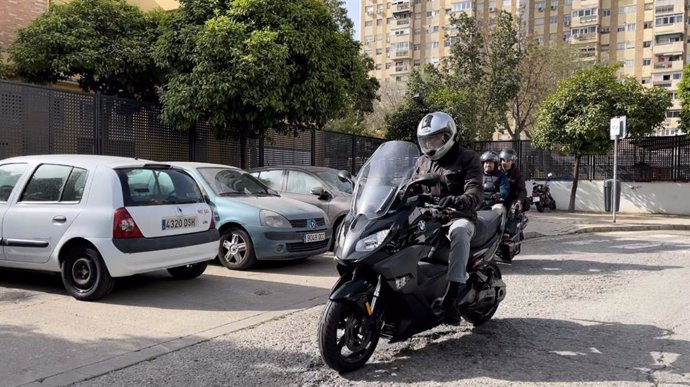 Archivo -  José Luis Sanz circulando en moto por Sevilla 