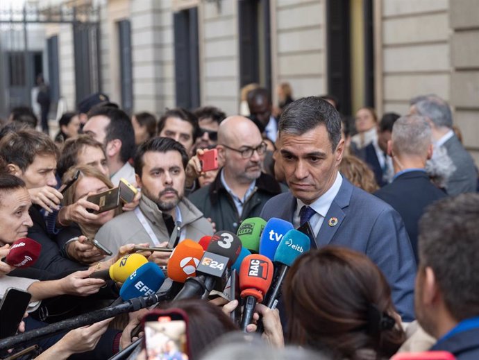 El presidente del Gobierno, Pedro Sánchez, atiende a los medios de comunicación a su salida del pleno, en el Congreso de los Diputados, a 21 de noviembre de 2024, en Madrid (España).