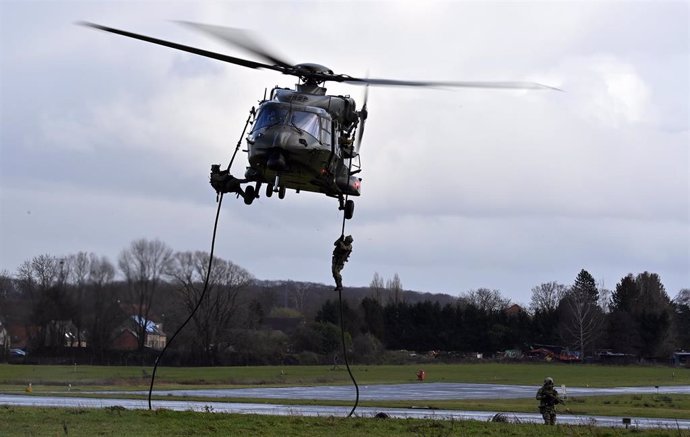 Archivo - 03 February 2021, Belgium, Beauvecahin: A Belgian Army soldier uses a rope from NH90 Helicopter. Photo: Eric Lalmand/BELGA/dpa