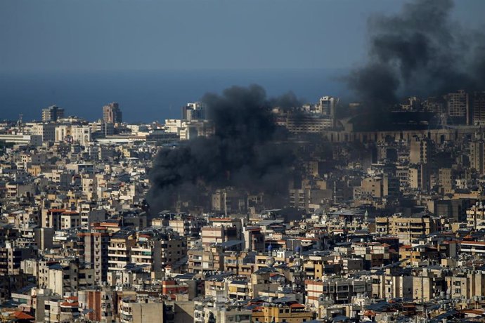 Columna de humo en Beirut tras un ataque de las Fuerzas de Defensa de Israel contra la capital libanesa