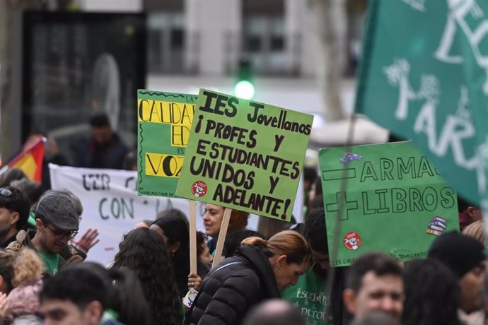 Varias personas durante una manifestación por la educación pública, a 21 de noviembre de 2024, en Madrid (España). 