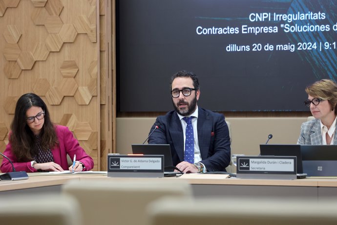 El presidente del Zamaro CF, Víctor de Aldama, sentado junto a la secretaria de la comisión y diputada regional del PP Margalida Durán (d), comparece ante la comisión no permanente de investigación en el Parlament balear, a 20 de mayo de 2024, en Palma 